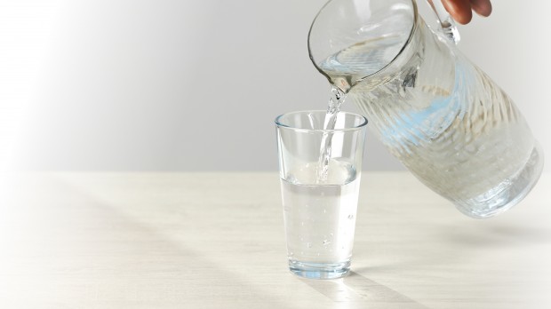 為什麼飲水機的水會有塑膠味?  帶你深入探討原因與解決！